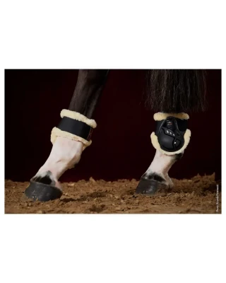 tylne-ochraniacze-z-futerkiem-champion-schockemohle-aw23-black (1).webp