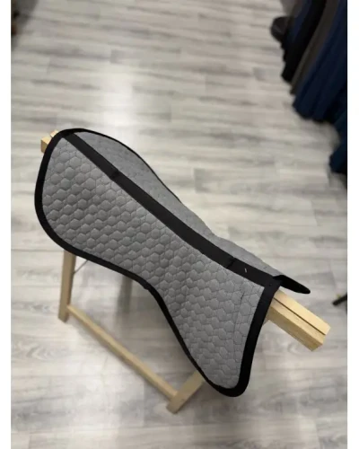 podkladka-korekcyjna-pod-siodlo-bez-futra-mattes-black-quilt-24h (1).webp