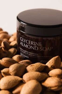 pol_pl_Mydlo-glicerynowe-do-skor-Glycerine-Almond-Soap-450-ml-Kentucky-Grooming-Deluxe-11861_6.webp